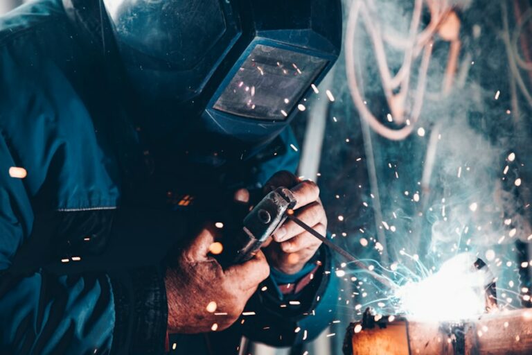 Tecnico con tablet in ambiente industriale